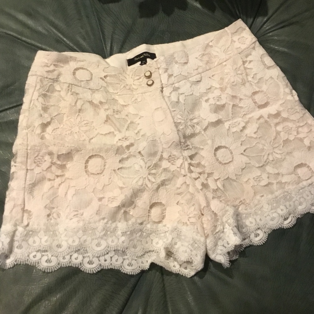Ecru lace shorts are all the rage!